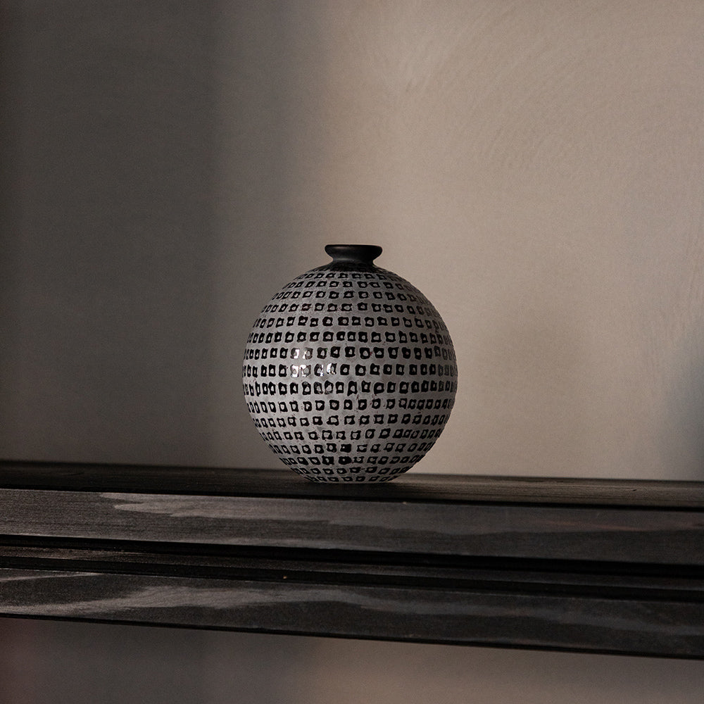 Pebble Vase (M) Black