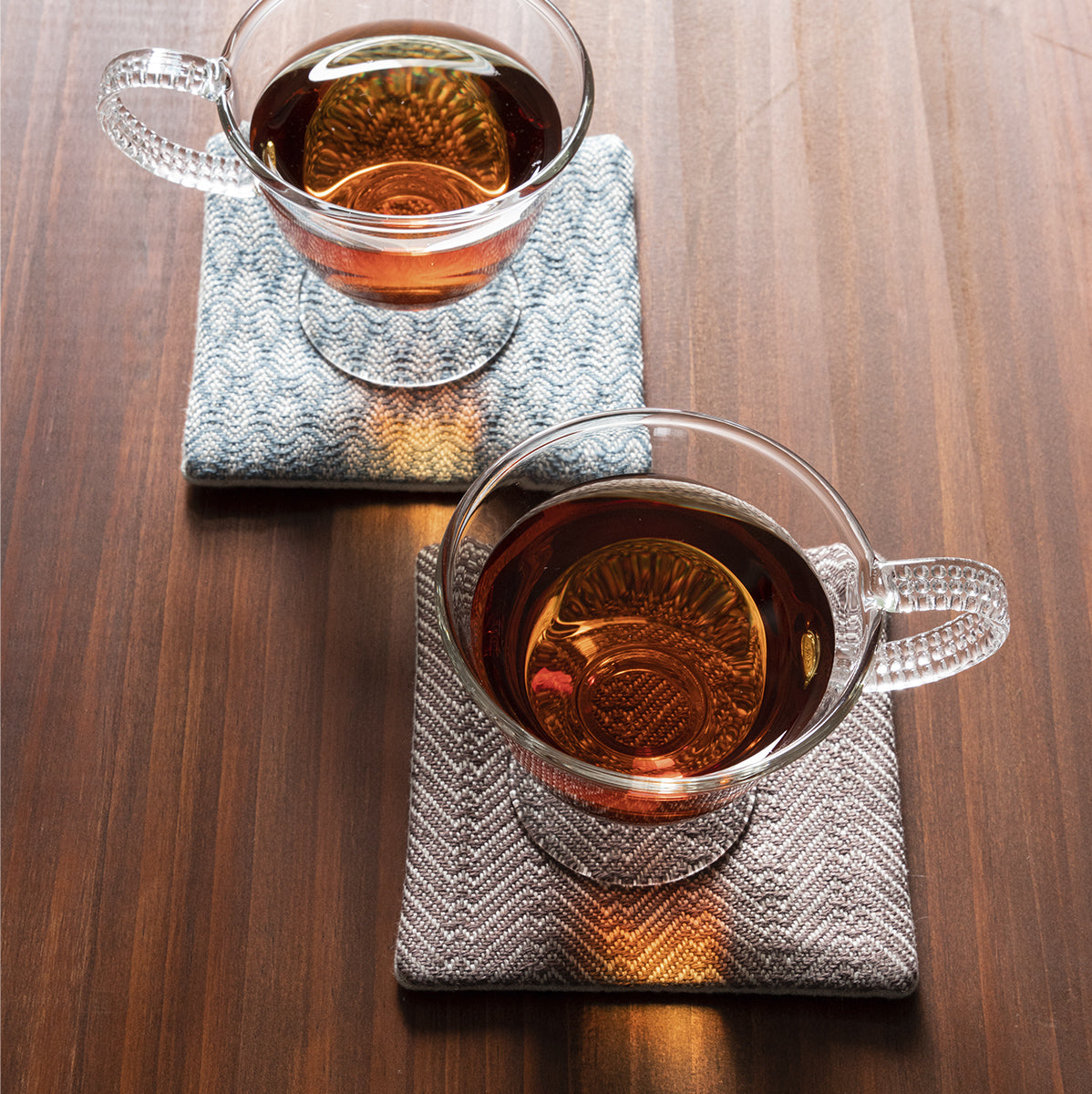 一對不同顏色的杯墊