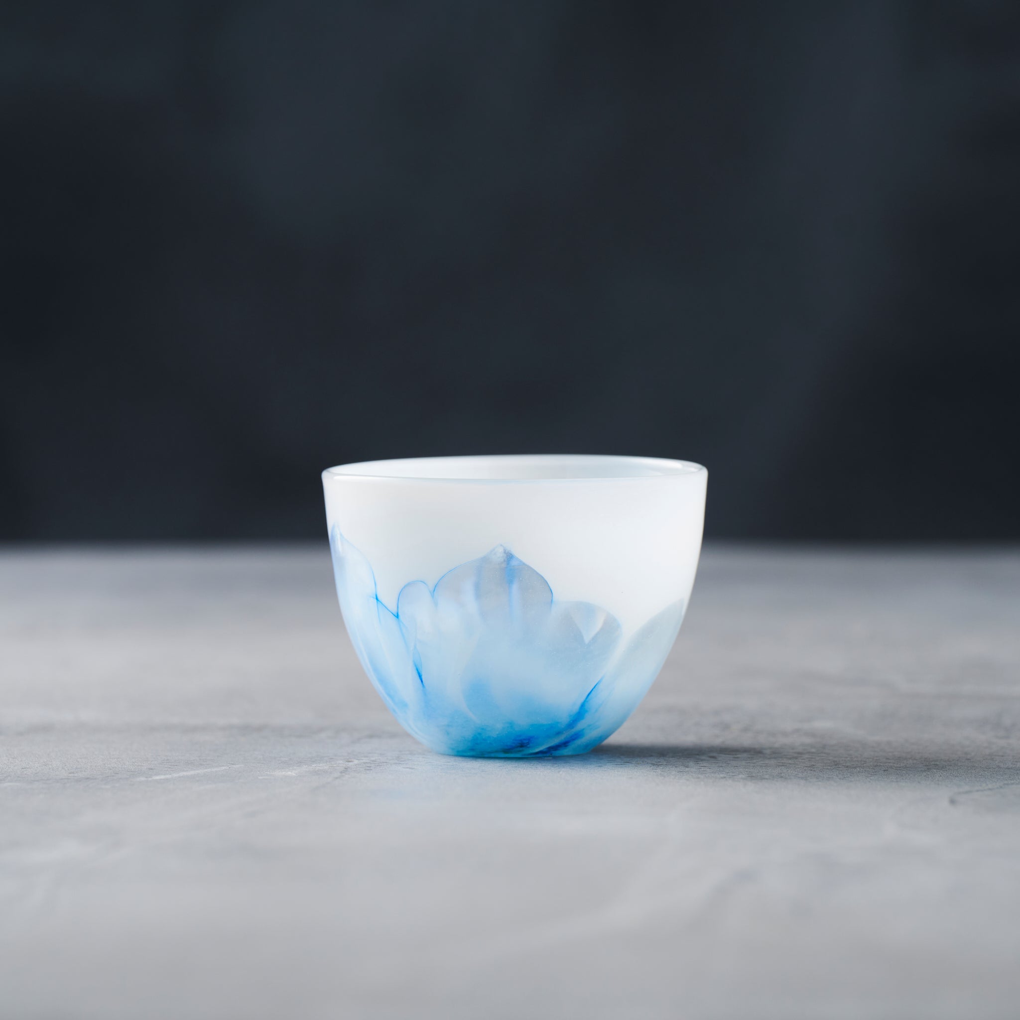 ガラス専門店｜早崎志保｜Sake Cup 花模様Glass/ヒマラヤケシブルー