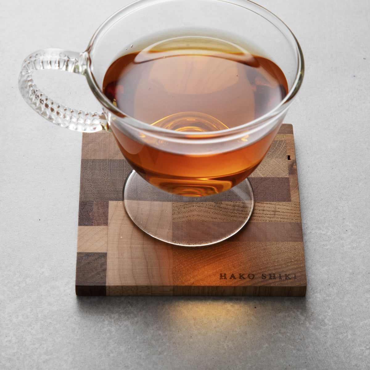 用廢木料製成的杯墊