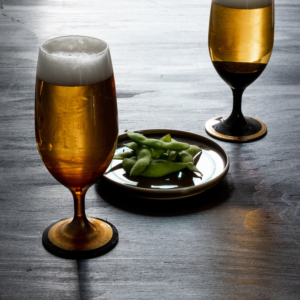 漆藝工匠精心繪製的啤酒杯