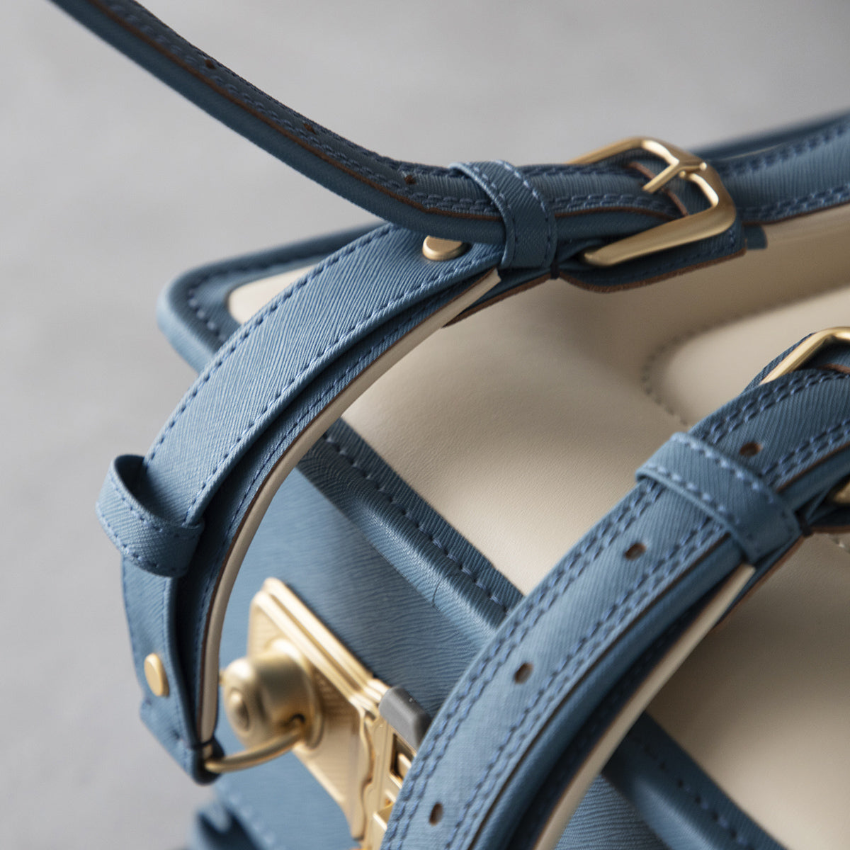 カラフルなランドセルが<br>風鈴の短冊に生まれ変わる