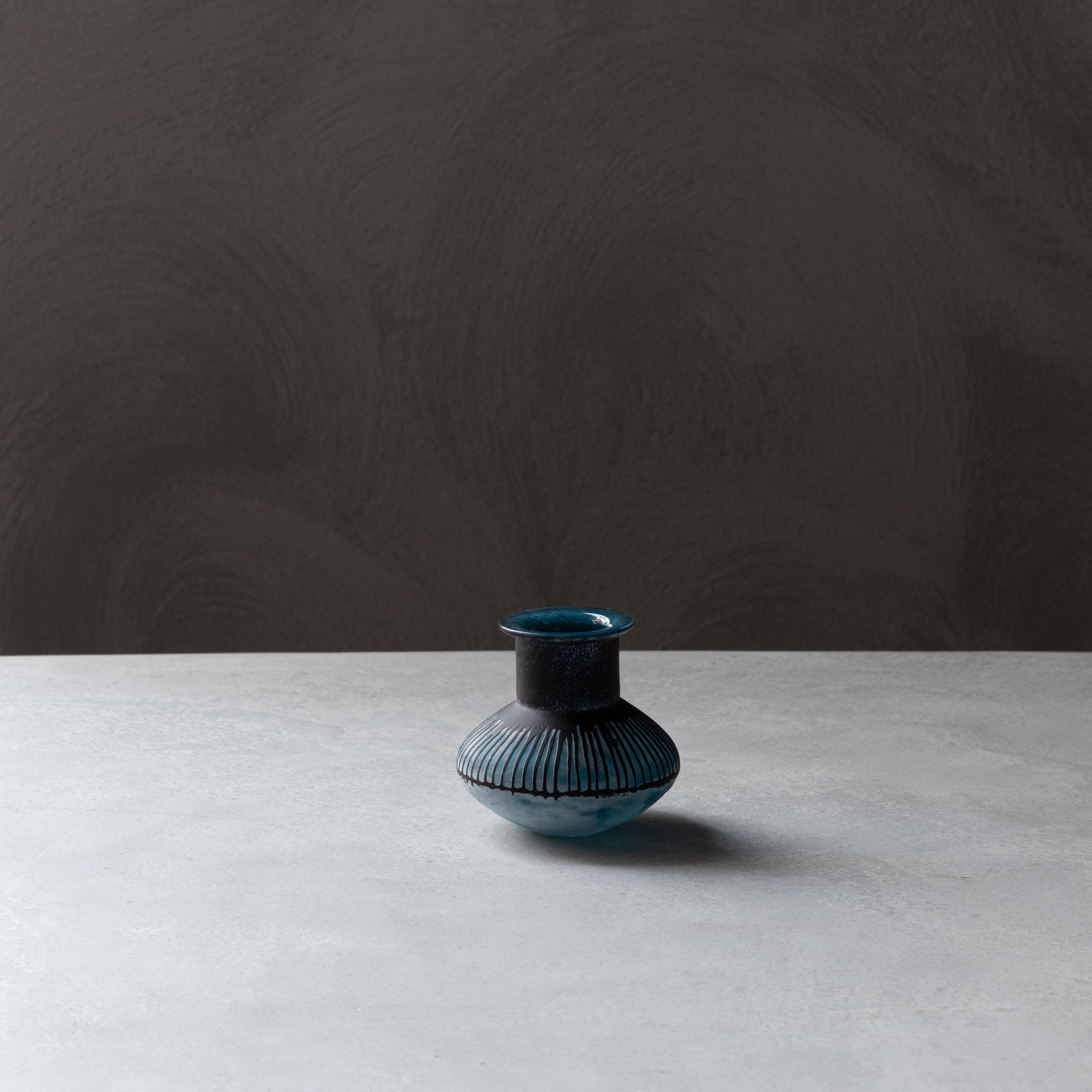 stripe single flower vase blue – TSUCHI-YA │ ガラスの器と工芸