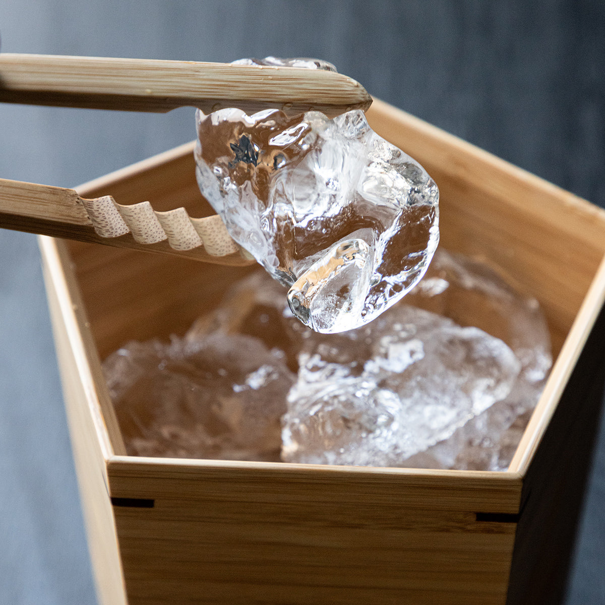 透明の氷が引き立つ<br>
竹製のアイスペール<br>