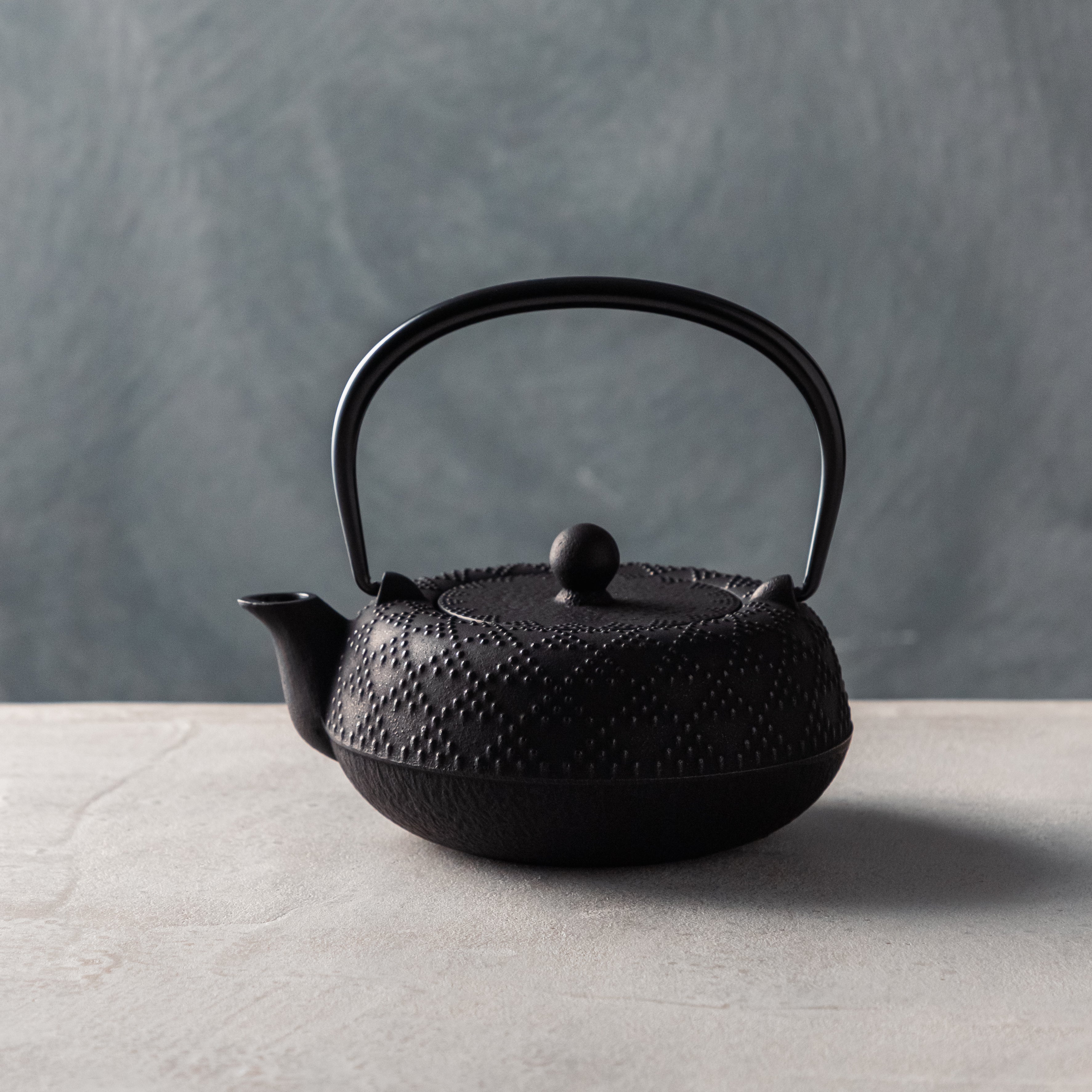 ガラス専門店｜南部鉄器｜岩鋳｜急須5型格子アラレ 黒 – TSUCHI-YA