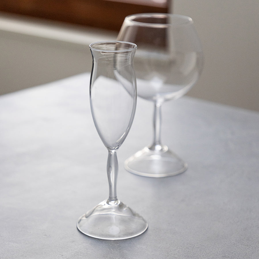 シャンパングラスと赤ワイングラスの２種類。